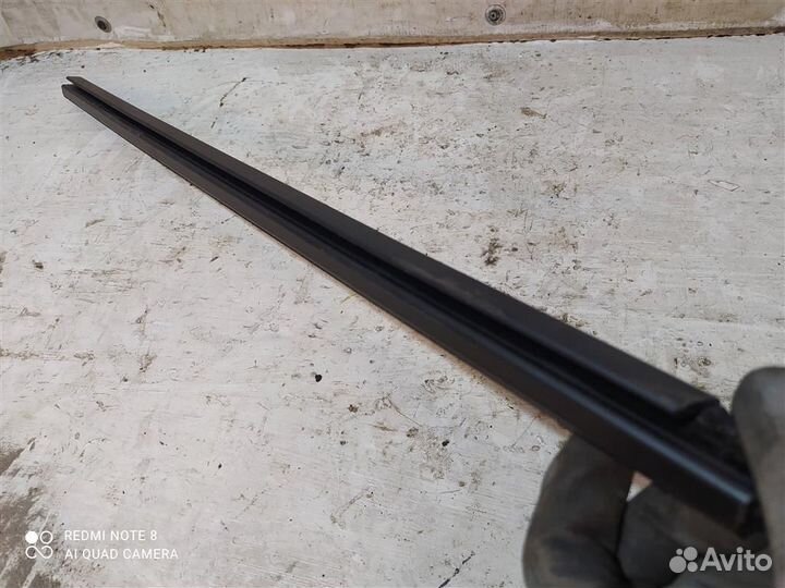 Уплотнитель стекла Nissan Skyline V36