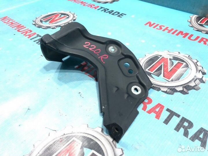 Крепление бампера правое Toyota Regius KCH46 1kzte