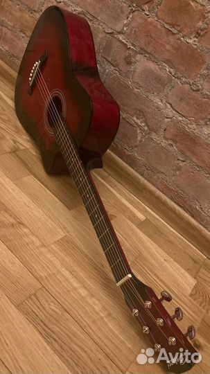 Гитара красная