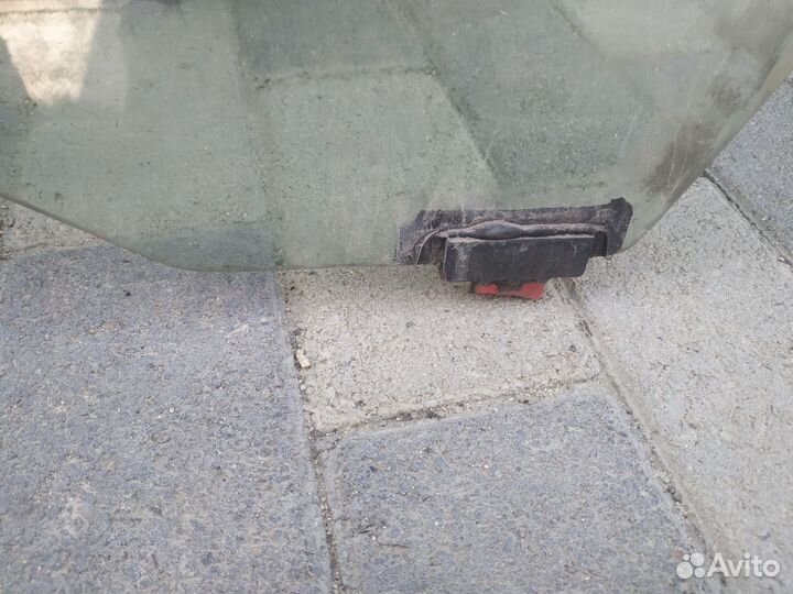 Переднее левое стекло на ммс Кольт 2002-2006