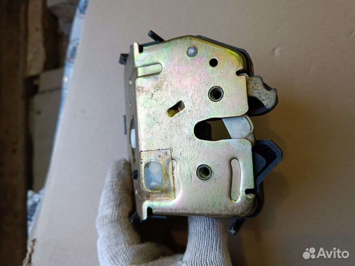 Замок крышки багажника новый Ford Focus1