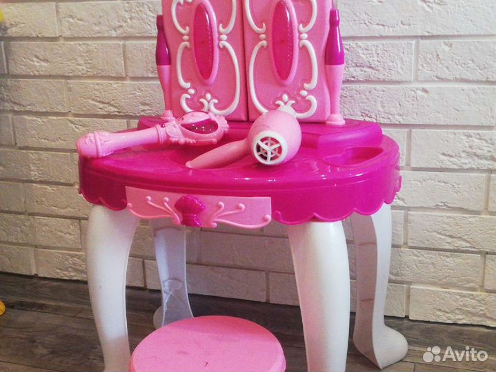 Туалетный столик с зеркалом