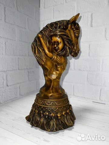 Деревянная статуэтка