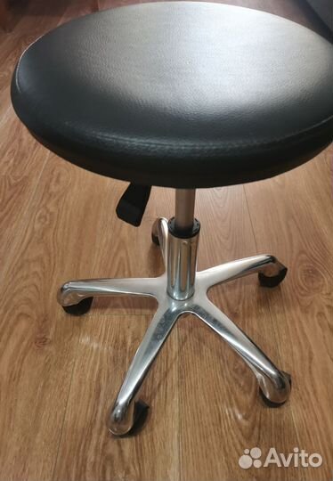 Стул для мастера на колесиках