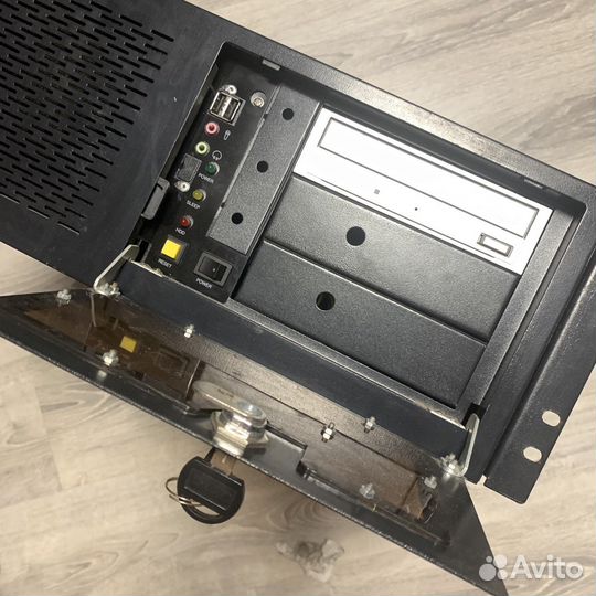 Корпус пк в серверную стойку монитор и сервер