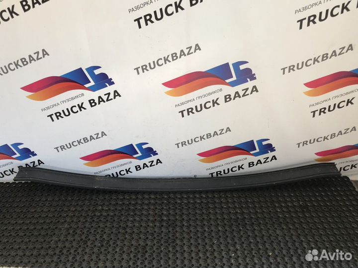 1747684 Кронштейн спойлера верхнего