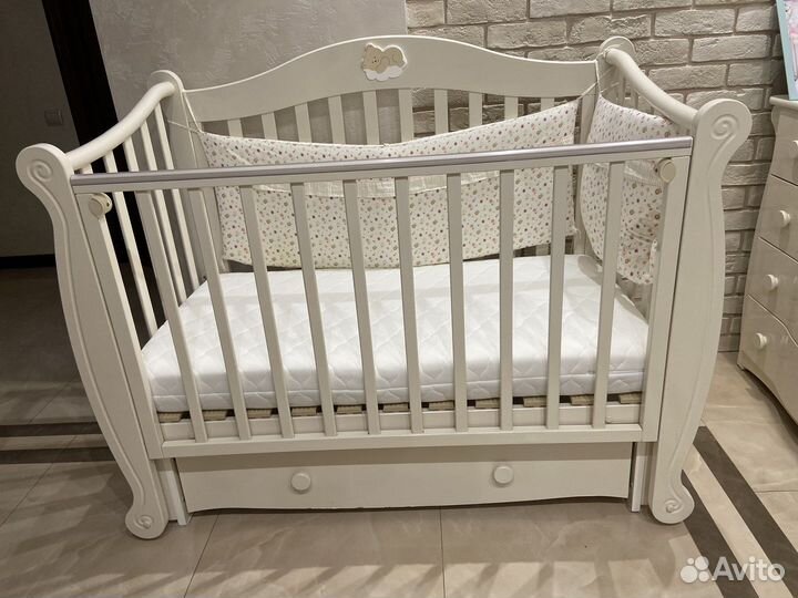 Детская кровать с маятником и ящиком