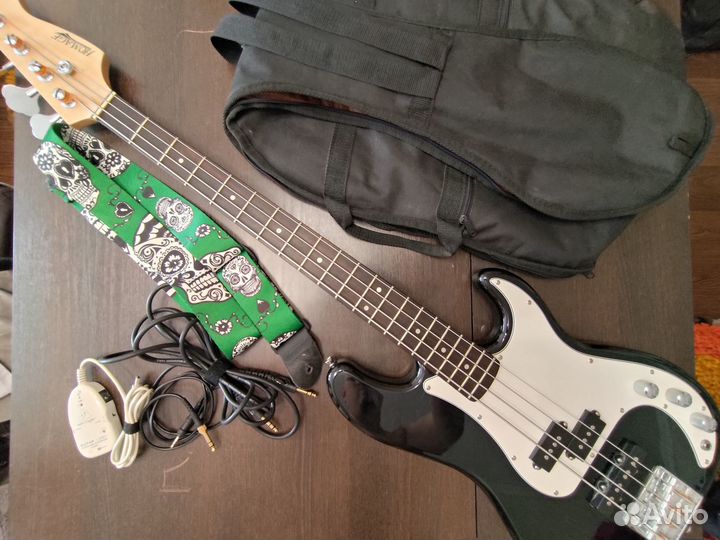 Басс-гитара Homage + звуковая карта Berhinger