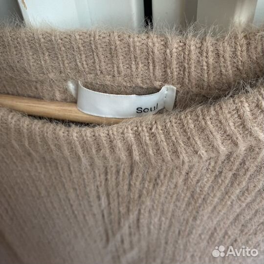 Свитер шерстяной женский