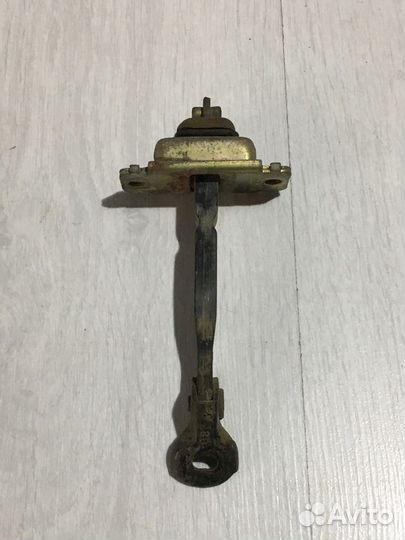 Ограничитель двери mazda 6 GG 2.0 мт седан