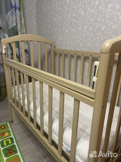 Детская кроватка с маятником