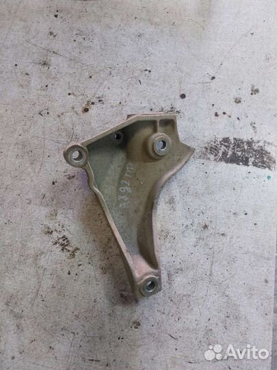 Кронштейн кпп левый audi a8 d2 ауди а8 д2 akg 4.2
