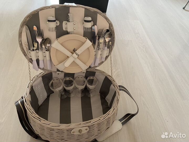 Корзина для пикника с посудой