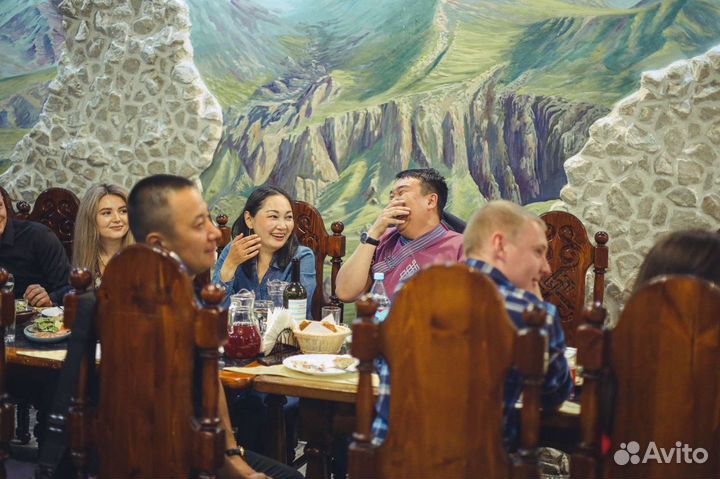 Ведущая.Живая музыка