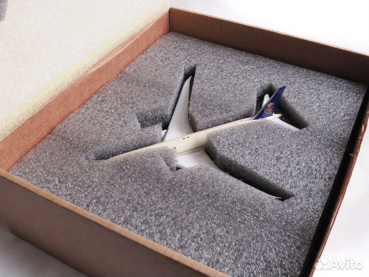 Модель самолёта Boeing 787-9 Saudia HZ-ARA (1:400)