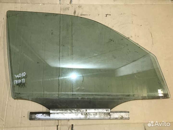Стекло передней правой двери Мерседес 210