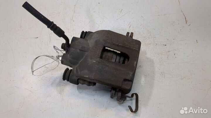 Суппорт правый задний Infiniti QX56