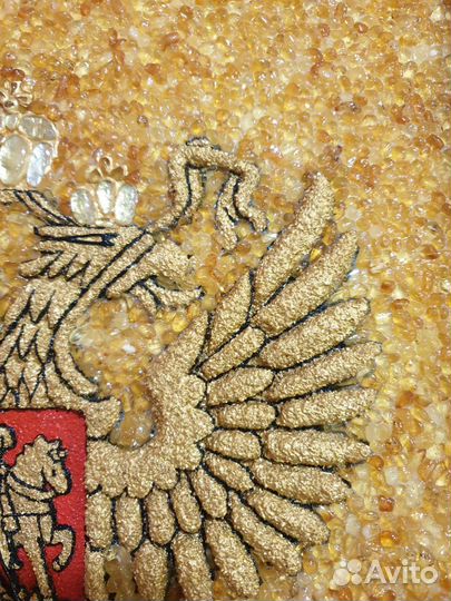 Герб РФ из янтаря