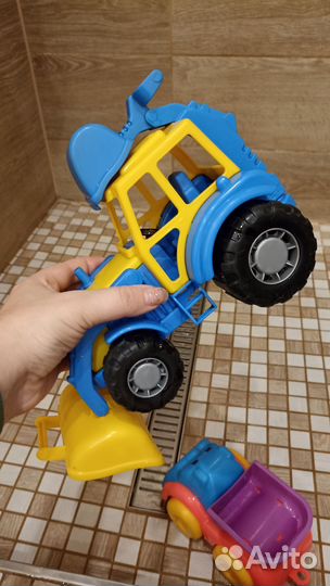 Трактор и машинка для игры в песочнице