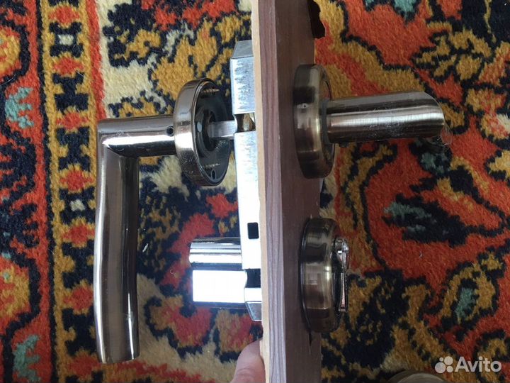 Замок дверной