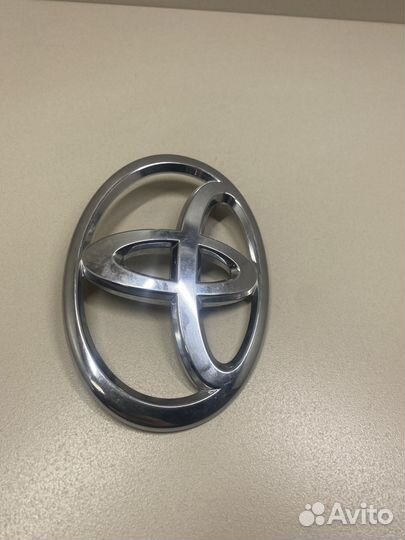 Эмблема на RAV 4