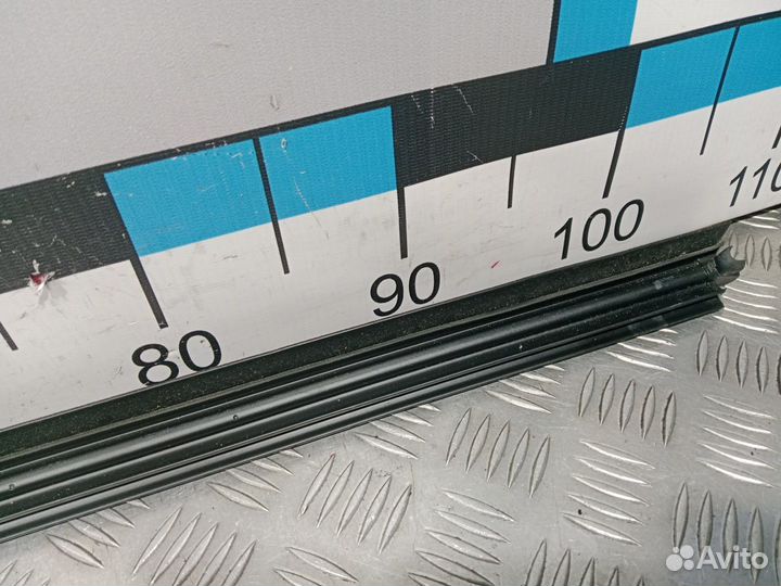 Б/У Накладка стекла заднего левого внутренн#002