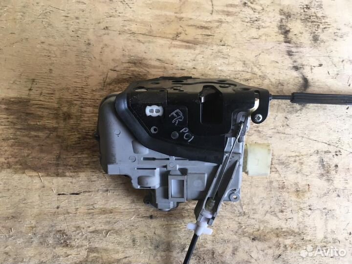 Замок двери передней правой Volkswagen Passat b6