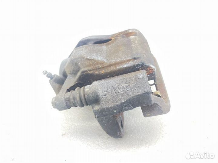 Суппорт тормозной передний правый Toyota Voxy