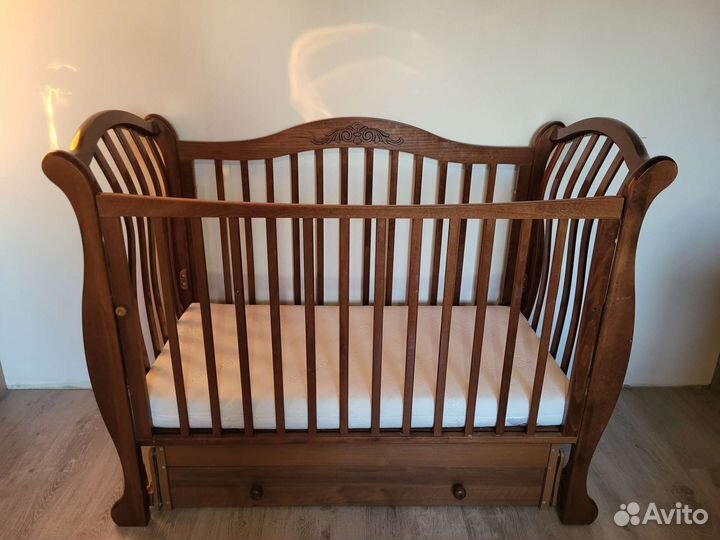 Детская кроватка с маятником и ящиком