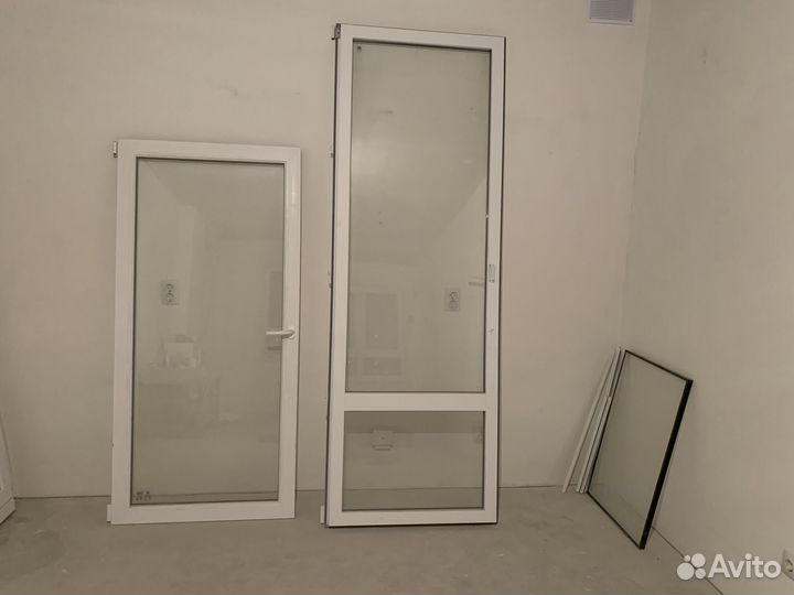 Балконная пластиковая рама с дверью и окном