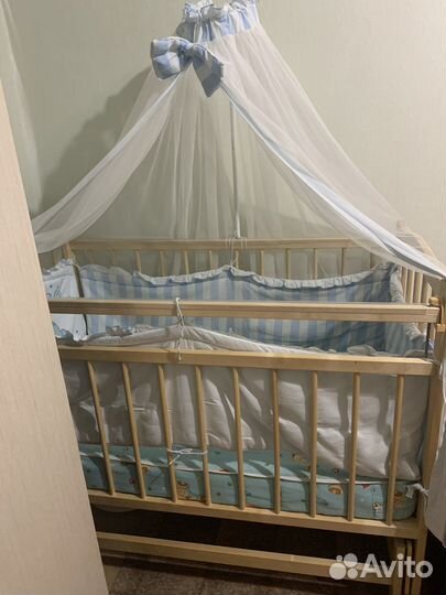 Детская кроватка с маятником