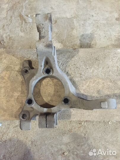 Правый поворотный кулак Опель астра Н