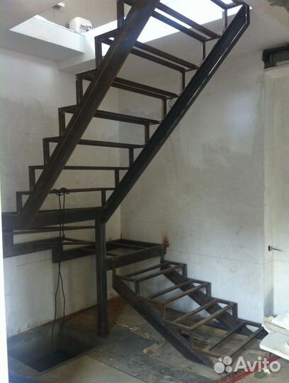 Металлический Каркас Лестницы на Ломанном Косоуре