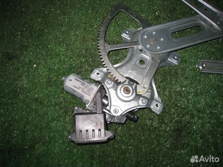 Стеклоподъемник передний левый Toyota Auris E18 2