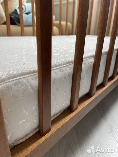 Детская кроватка с маятником