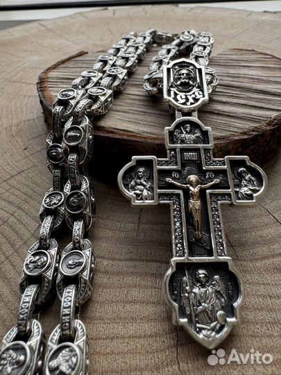 Серебряная цепь и серебряный крест