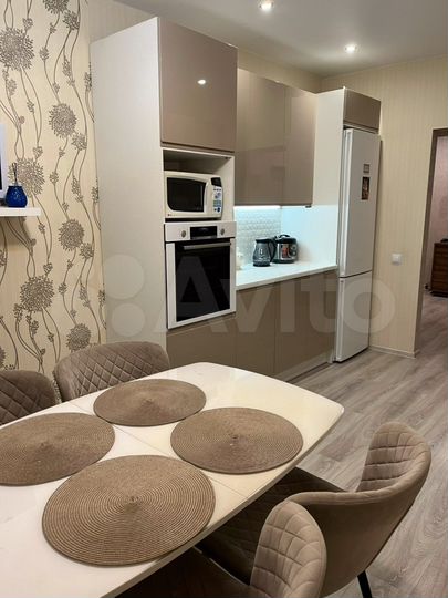 3-к. квартира, 100 м², 9/14 эт.