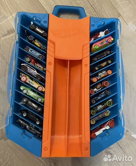 Hot wheels гараж и 20 машин