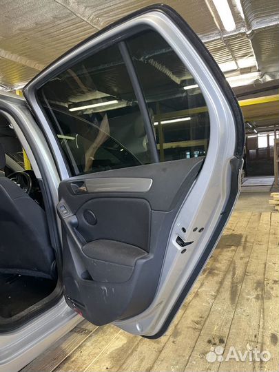 Дверь задняя правая серебристая Фольцваген Гольф 6