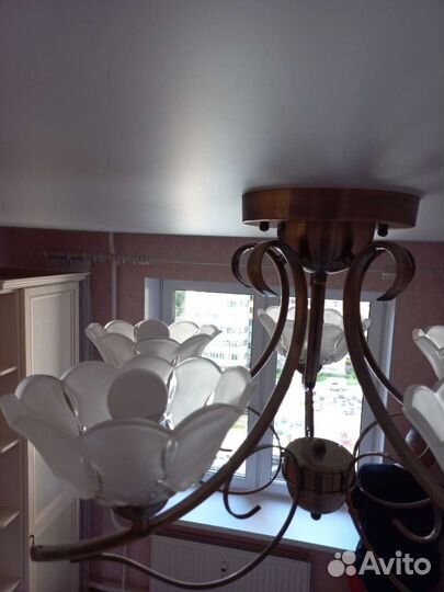 Люстра со светильником