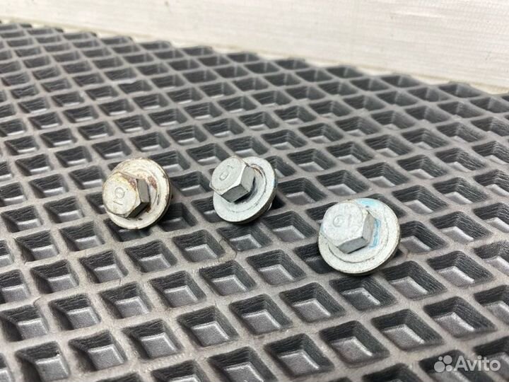 Болты крепления теплового экрана катализатора