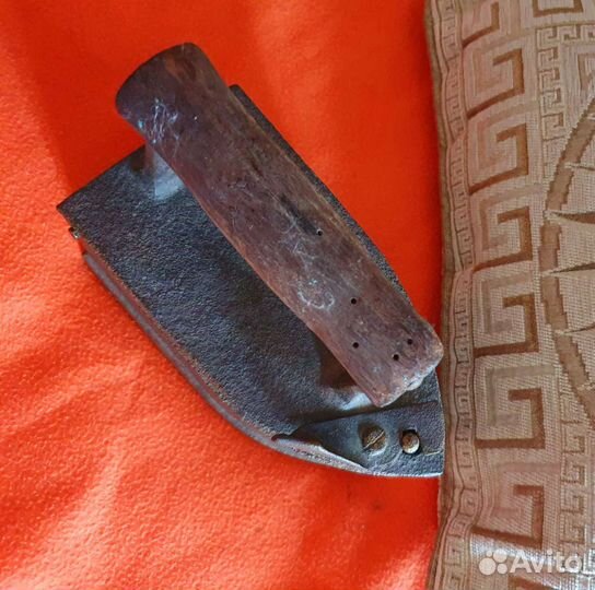 Старинный угольный утюг