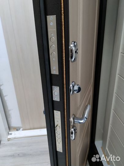 Уличная дверь с двойным терморазрывом