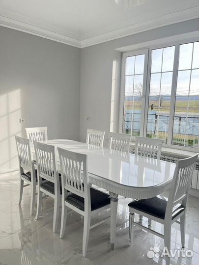 Стол и стулья