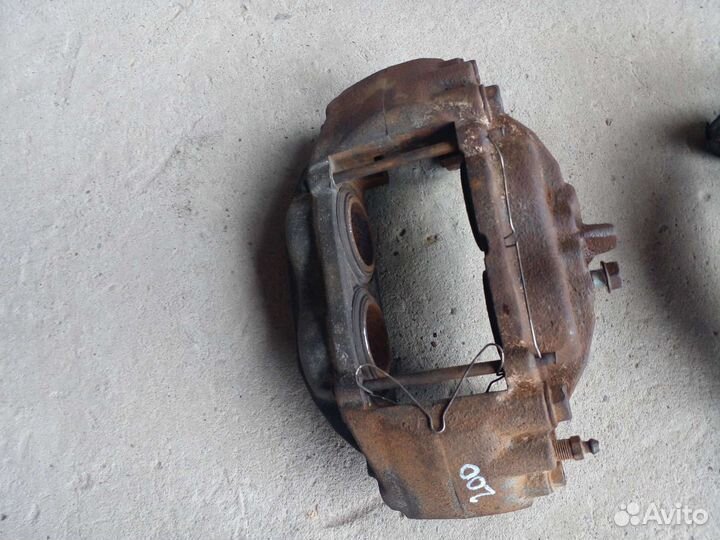 Суппорт передний Toyota Land Cruiser 200