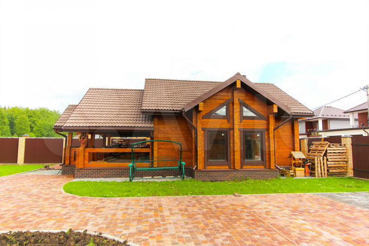 Коттедж 202,5 м² на участке 11,2 сот.