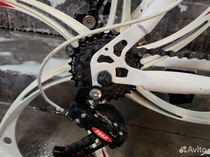 Велосипед на литых дисках BMW