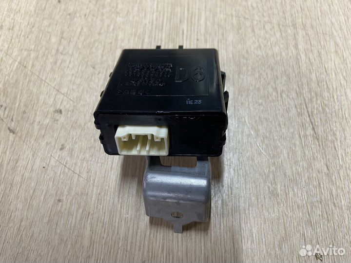 Блок управления дверьми Toyota RAV4 XA50