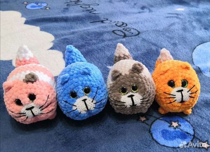 Вязаный кот-колобок и кошечка