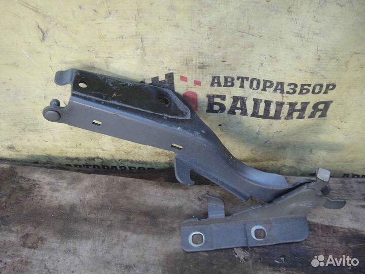 Infiniti FX30D Петля капота правая